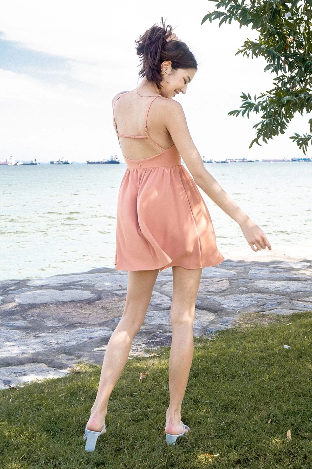 JEMMA HALTER LOW-BACK DRESS IN CARAMEL